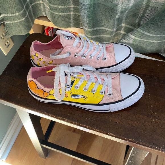 Looney Tunes x Chuck Taylor All Star Low 'Tweety' sneakers women’s 7 - Picture 3 of 8